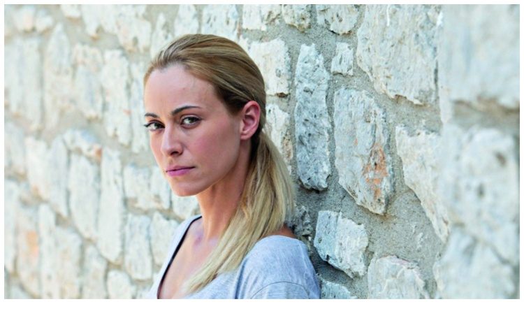 Σοφία Μανωλάκου στην «Α»: «Το θέατρο είναι μια μυστική συμφωνία ανάμεσα στους θεατές και τους ηθοποιούς»