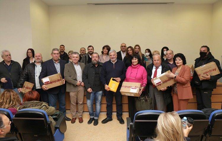 Περιφέρεια Αττικής: Πρόσφερε σύγχρονος απινιδωτές σε 20 Δήμους της Αττικής