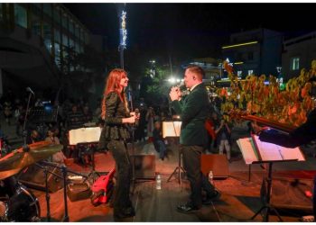 Σε εορταστική ατμόσφαιρα η συναυλία Μιρέλλας Πάχου και Αδάμ Τσαρούχη στο Μαρούσι