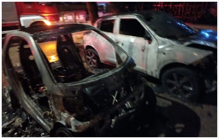 Στις φλόγες τυλίχθηκαν τέσσερα αυτοκίνητα στα Βριλήσσια