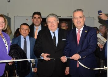 Λαμπερά εγκαίνια διακρατικής έκθεσης στο Δημαρχείο