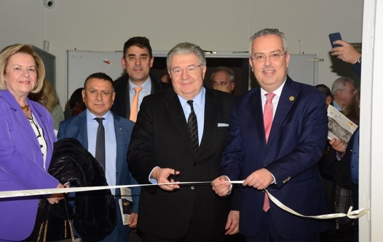 Λαμπερά εγκαίνια διακρατικής έκθεσης στο Δημαρχείο