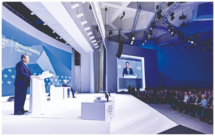 Νταβός: Χρωστάει… όλος ο κόσμος