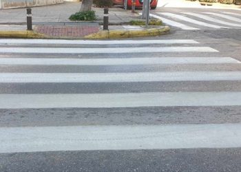 Εργασίες διαγραμμίσεων σε διαβάζεις πεζών στο 2ο και 3ο Δημοτικό σχολείο