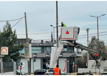Συνεργεία του Δήμου απομάκρυναν δεκάδες μπάνερ από το οδικό δίκτυο της πόλης
