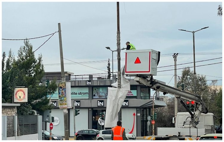 Συνεργεία του Δήμου απομάκρυναν δεκάδες μπάνερ από το οδικό δίκτυο της πόλης