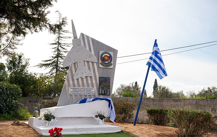 Συγκίνηση στα αποκαλυπτήρια του μνημείου του υποσμηναγού Νικόλαου Σιαλμά