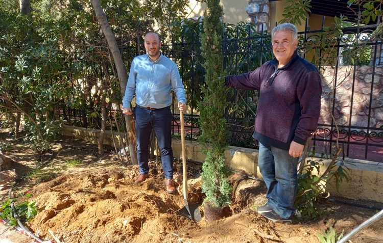 Ο Μάριος Ψυχάλης φύτεψε συμβολικά ένα κυπαρίσσι