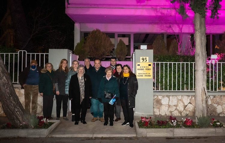 Φωταγωγήθηκε ροζ το Δημαρχείο στέλνοντας μήνυμα ελπίδας