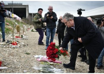 Ο Δ. Κουτσούμπας κατέθεσε 57 κόκκινα τριαντάφυλλα, με την υπόσχεση πως «δεν θα αφήσουμε το έγκλημα να ξεχαστεί»