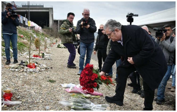 Ο Δ. Κουτσούμπας κατέθεσε 57 κόκκινα τριαντάφυλλα, με την υπόσχεση πως «δεν θα αφήσουμε το έγκλημα να ξεχαστεί»