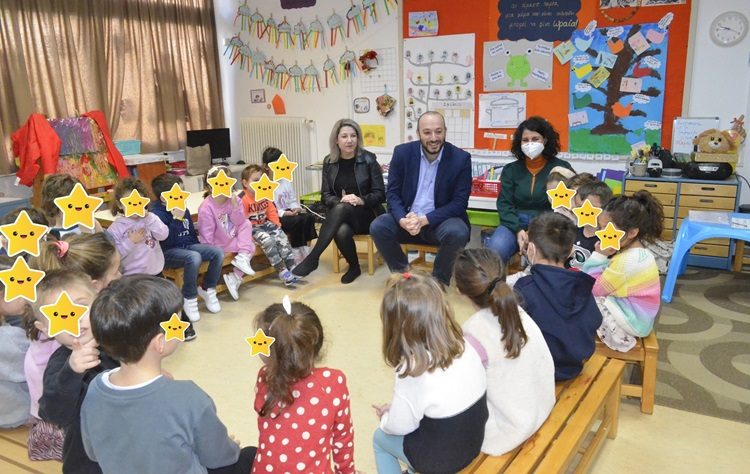 Τα παιδιά του 1ου Πειραματικού Νηπιαγωγείου Λυκόβρυσης… ανέκριναν τον δήμαρχο
