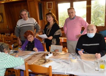 Άρχισαν δωρεάν μαθήματα πυρογραφίας για τα μέλη των ΚΑΠΗ