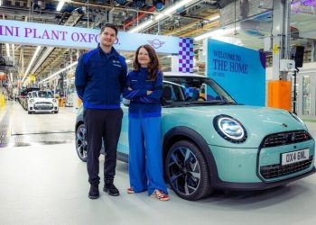 O εγγονός του Τζον Κούπερ στην έναρξη παραγωγής του νέου ΜΙΝΙ