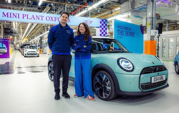 O εγγονός του Τζον Κούπερ στην έναρξη παραγωγής του νέου ΜΙΝΙ