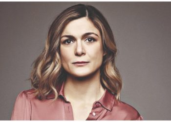 Αλεξάνδρα Αϊδίνη στην «Α»: «Οι βόμβες έγιναν “έξυπνες”, εμείς μάλλον χαζέψαμε!»