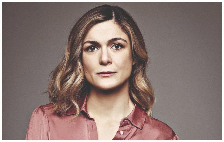 Αλεξάνδρα Αϊδίνη στην «Α»: «Οι βόμβες έγιναν “έξυπνες”, εμείς μάλλον χαζέψαμε!»