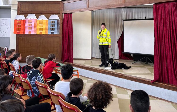 Ένας τετράποδος ερευνητής-διασώστης στο 1ο Δημοτικό Σταμάτας