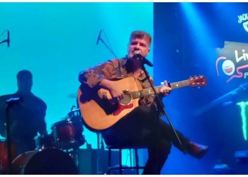 Ο Φοίβος Δεληβοριάς ξεφυλλίζει στο «Κύτταρο» το άλμπουμ της καριέρας του