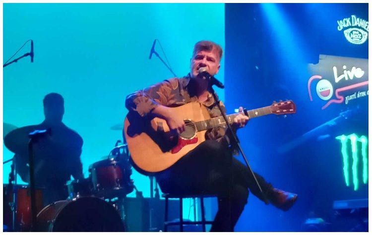 Ο Φοίβος Δεληβοριάς ξεφυλλίζει στο «Κύτταρο» το άλμπουμ της καριέρας του