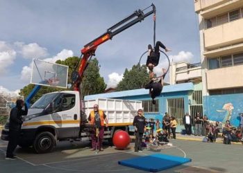 Αντιδράσεις δύο παρατάξεων για γερανοφόρο του Δήμου εντός σχολείου