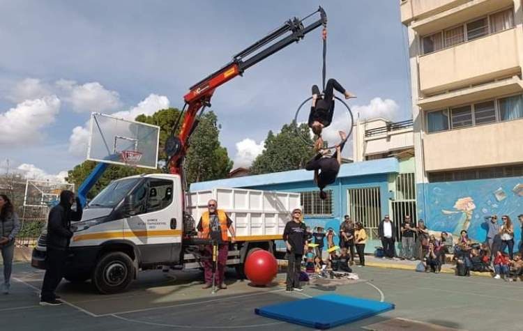 Αντιδράσεις δύο παρατάξεων για γερανοφόρο του Δήμου εντός σχολείου
