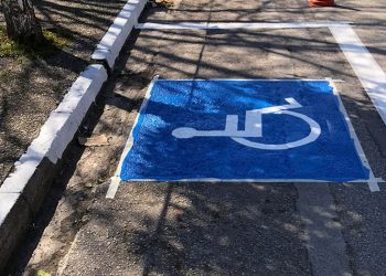 Τέσσερις θέσεις στάθμευσης ΑμεΑ σε κεντρικά σημεία