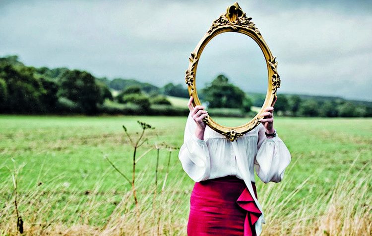 Όταν κοιτάς τον εαυτό σου στον καθρέφτη…