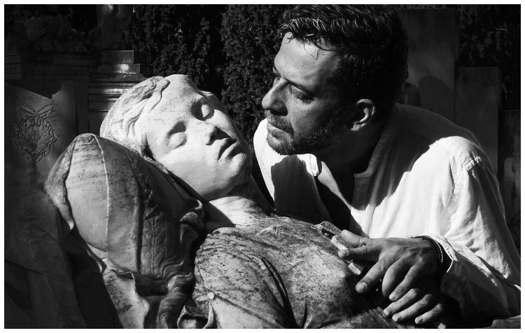 4 τελευταίες παραστάσεις για τον ΚΟΙΜΩΜΕΝΟΣ ΧΑΛΕΠΑ , στο θέατρο Αλκμήνη!