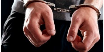 «Χειροπέδες» σε 28χρονο που κοιμόταν στο Ι.Χ. του, ενώ τα ανήλικα παιδιά του κυκλοφορούσαν ολομόναχα στους δρόμους