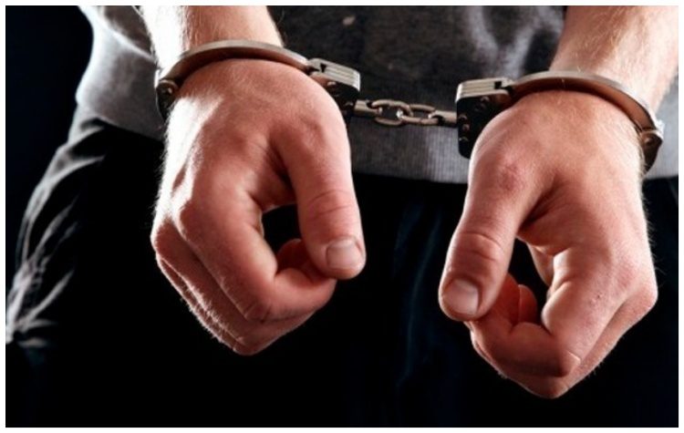 «Χειροπέδες» σε 28χρονο που κοιμόταν στο Ι.Χ. του, ενώ τα  ανήλικα παιδιά του κυκλοφορούσαν ολομόναχα στους δρόμους