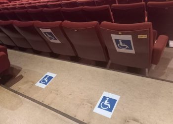 Δύο θέσεις για ΑμεΑ δημιουργήθηκαν στο Δημοτικό Θέατρο Πεύκης