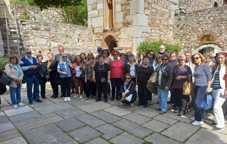 Θρησκευτική εκδρομή στη Μονή Οσίου Λουκά για τα μέλη των ΚΑΠΗ