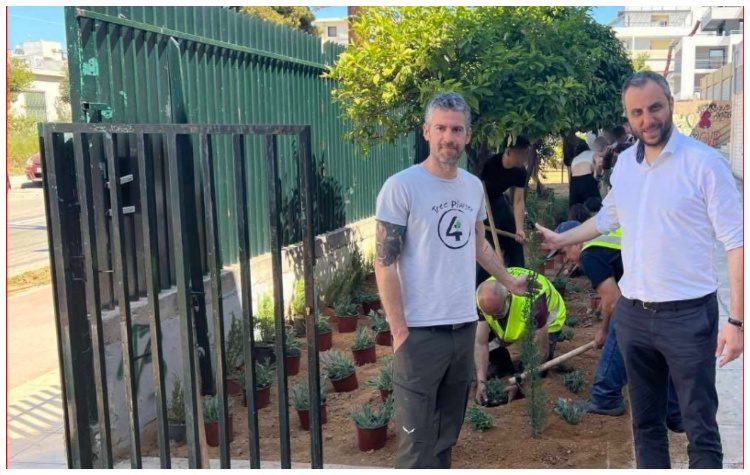 Πρασινίζουν οι σχολικές αυλές του Δήμου