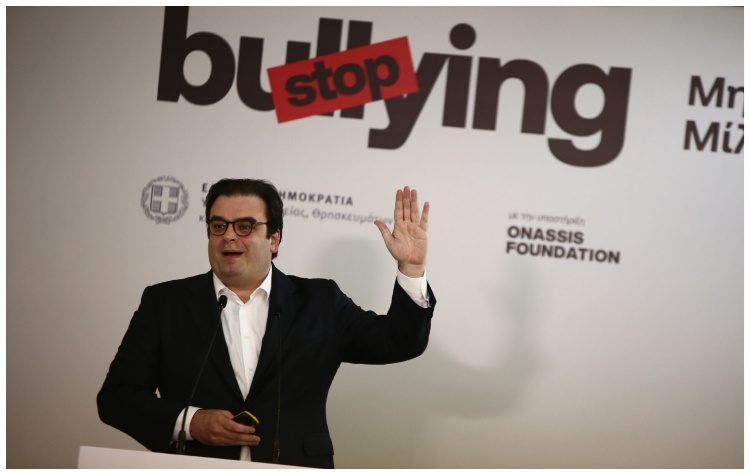 Το «Εθνικό σχέδιο κατά του bullying» παρουσίασε ο υπουργός Παιδείας, παρόντος του πρωθυπουργού