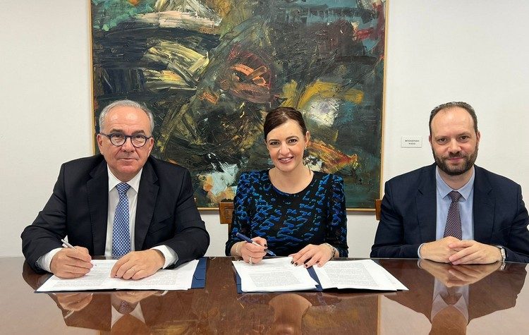 Νίκος Παπαθανάσης: Υπογραφή επιχειρησιακής συμφωνίας με την Attica Bank