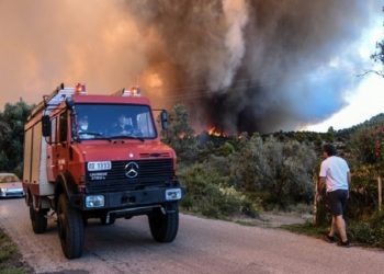 Λασίθι: Συνεχίζουν να επιχειρούν οι πυροσβεστικές δυνάμεις στην πυρκαγιά