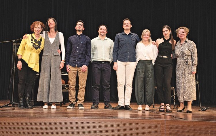 Χειροκρότημα στους σπουδαστές του Δημοτικού Ωδείου