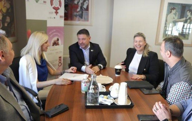 Περιφέρεια Αττικής: Πάνω απο 5,5 εκατ. ευρώ σε 11 δομές υποστήριξης κακοποιημένων γυναικών