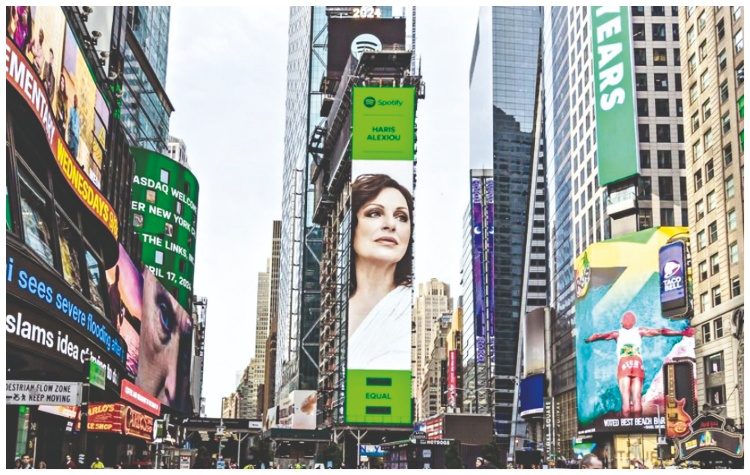 Χάρις Αλεξίου: «Ανέβηκε» στην Times Square