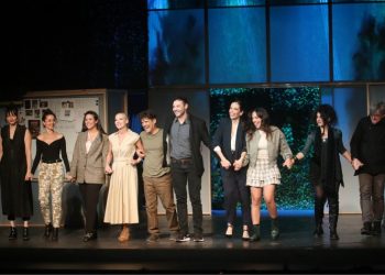 Οι «Αλιγάτορες» υποδέχτηκαν φίλους στην επίσημη πρεμιέρα στο θέατρο Γκλόρια