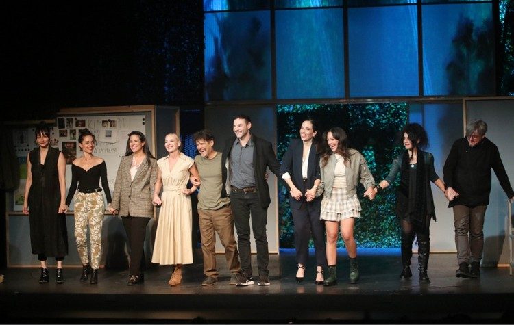 Οι «Αλιγάτορες» υποδέχτηκαν φίλους στην επίσημη πρεμιέρα στο θέατρο Γκλόρια