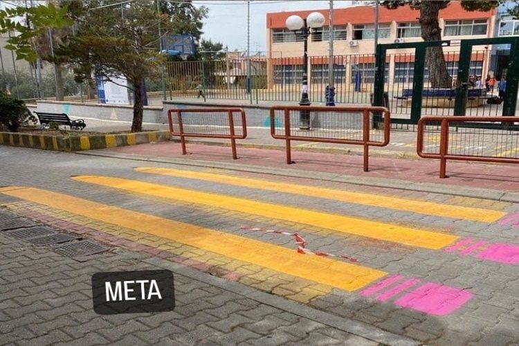 Νέες σύγχρονες διαβάσεις τοποθετήθηκαν έξω από σχολεία της πόλης