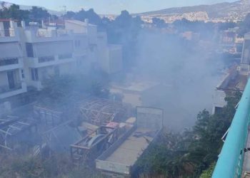 Φωτιά σε οικόπεδο στα Πευκάκια - Άμεση η κατάσβεση