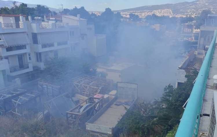 Φωτιά σε οικόπεδο στα Πευκάκια - Άμεση η κατάσβεση