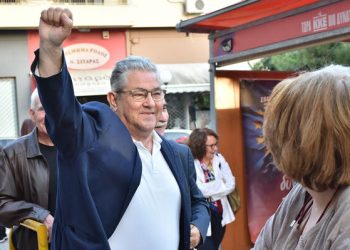 Ο Δημήτρης Κουτσούμπας στα εγκαίνια του εκλογικού περιπτέρου του ΚΚΕ στην Καλογρέζα