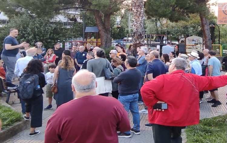 Διαμαρτυρία για τα τραπεζοκαθίσματα στην πλατεία Αγίας Τριάδος