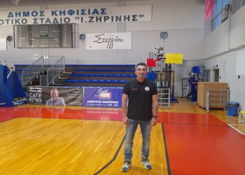 Ο Μπάμπης Μυτσκίδης στον πάγκο του ΖΑΟΝ