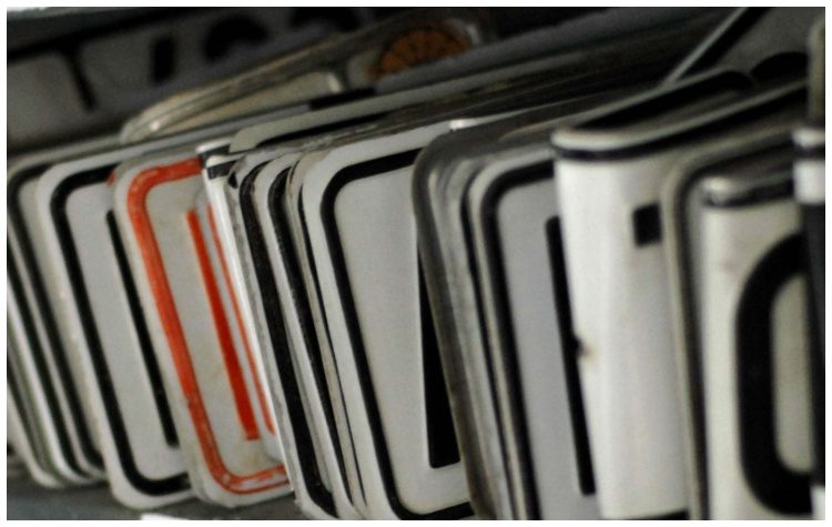 Επιστροφή πινακίδων από τον Δήμο Αθηναίων λόγω εκλογών