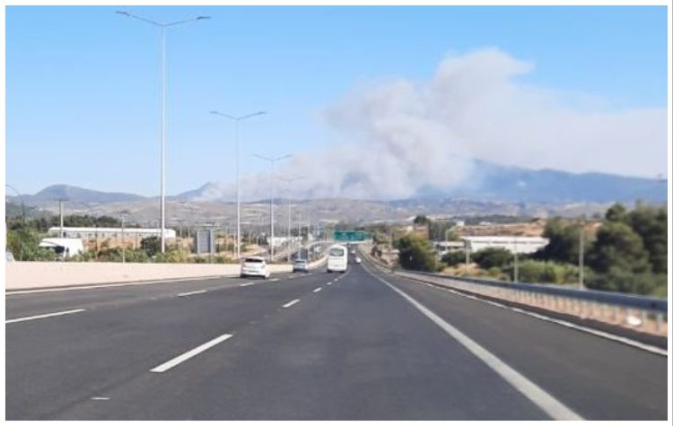 Μαίνεται η φωτιά στη Σταμάτα - Άνοιξε το ΟΑΚΑ για κατοίκους που απομακρύνονται από την περιοχή (Βίντεο)